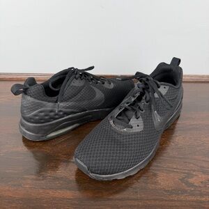 Nike Air Max Motion LW Sneakers Mens Running Athletic Shoes Size 12 Triple Black